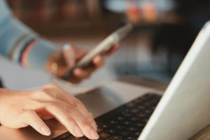 Το διαδίκτυο μας «καταπίνει»: Περνάμε 44 χρόνια μπροστά από τις οθόνες και πέντε χρόνια μόνο σε feeds, notifications και scrolling