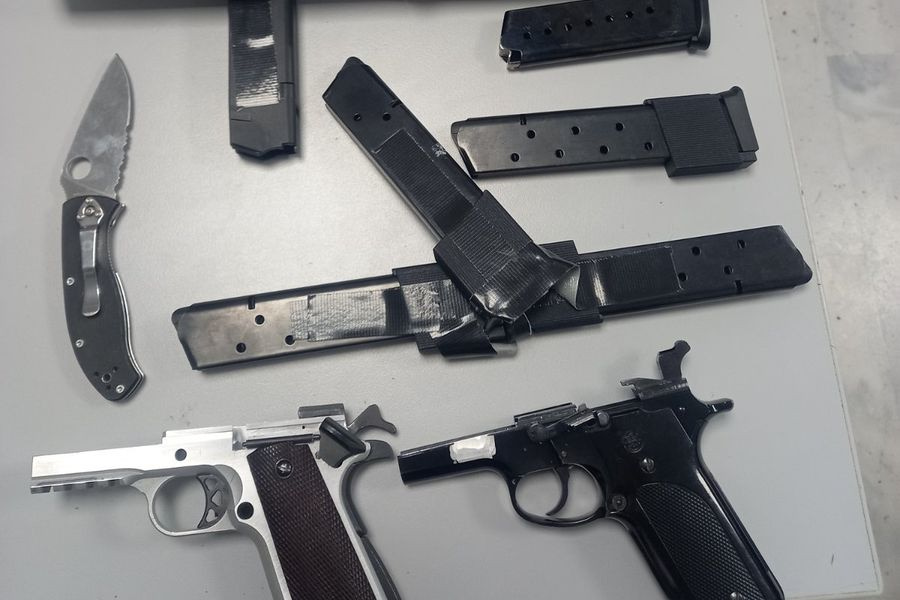 (ΦΩΤΟ) Αεροδρόμιο Χανίων: Έκρυβε στη βαλίτσα του όπλα και γεμιστήρες – Χειροπέδες σε 68χρονο