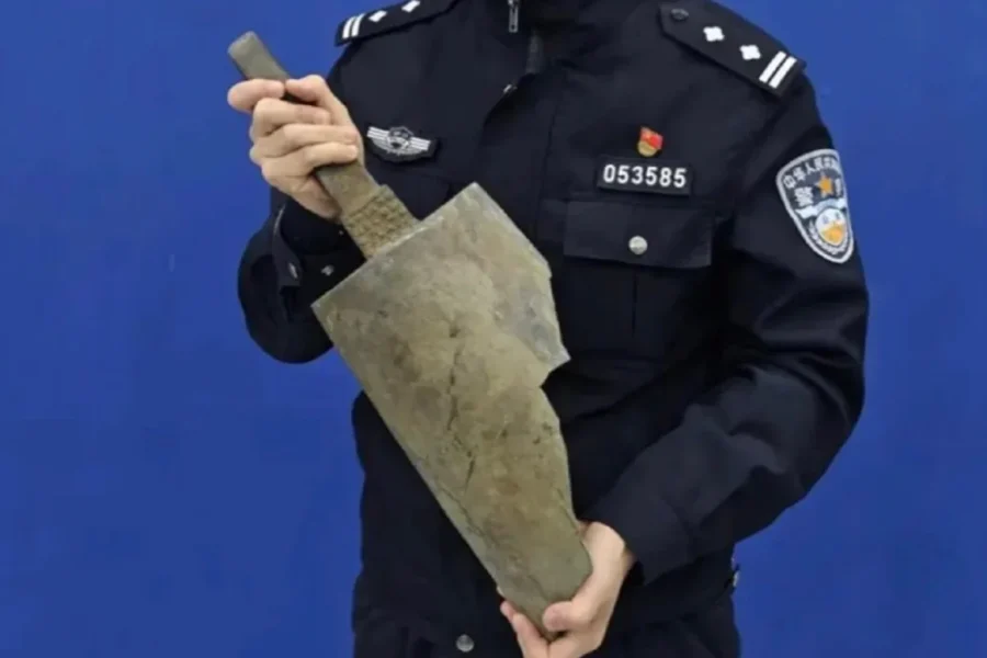 Ηλικιωμένο ζευγάρι βρήκε ένα σπάνιο αντικείμενο που έμοιαζε με «παλιοσίδερα» – Αποκαλύφθηκε ότι ήταν αρχαίο μουσικό όργανο