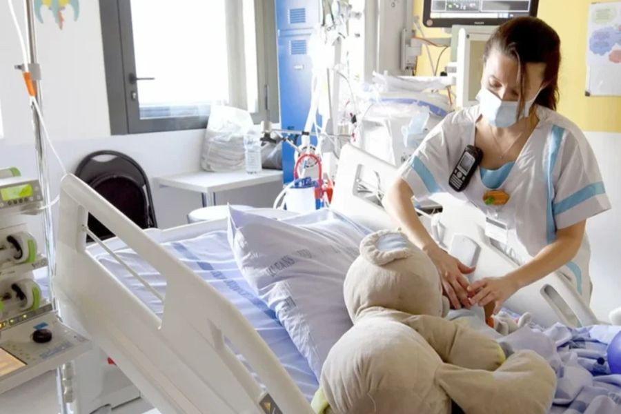 “Μάχη” δίνουν δύο μικρά αγόρια στη ΜΕΘ Παίδων του ΠΑΓΝΗ – Το ένα έπεσε σε πισίνα και το άλλο δέχθηκε επίθεση σκύλου