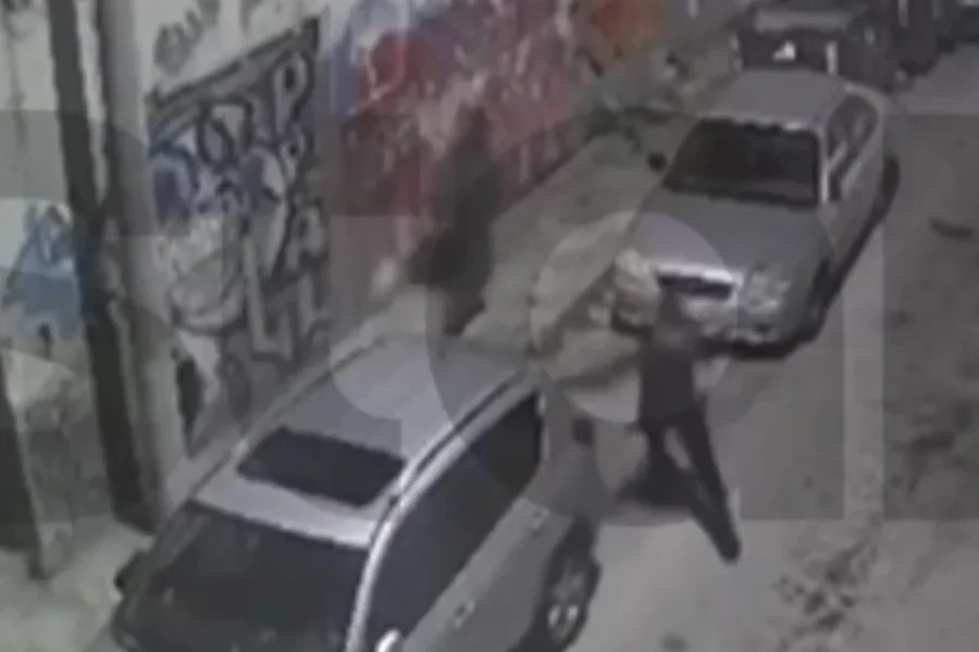 Άγιος Παντελεήμονας: Η στιγμή που ο Παλαιστίνιος σπάει αυτοκίνητα και τον κυνηγούν αστυνομικοί, δείτε βίντεο