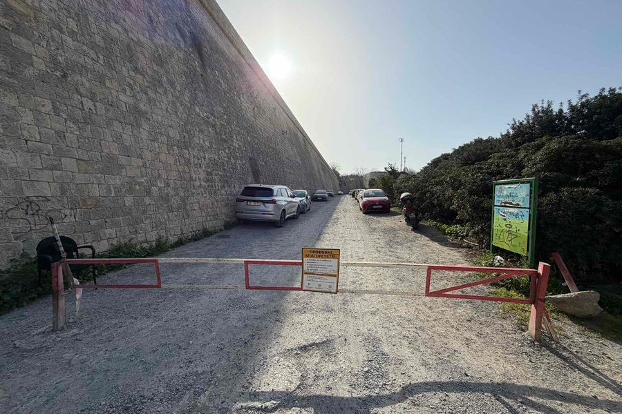«Όχι» στη στάθμευση στα Τείχη εμμένει το Υπουργείο Πολιτισμού