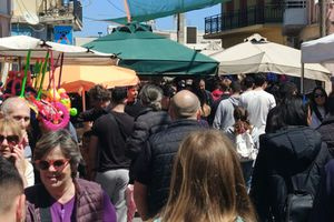 (ΦΩΤΟ) Κοσμοσυρροή στο παζάρι της Μεγάλης Παρασκευής σε Κίσσαμο και Βουκολιές