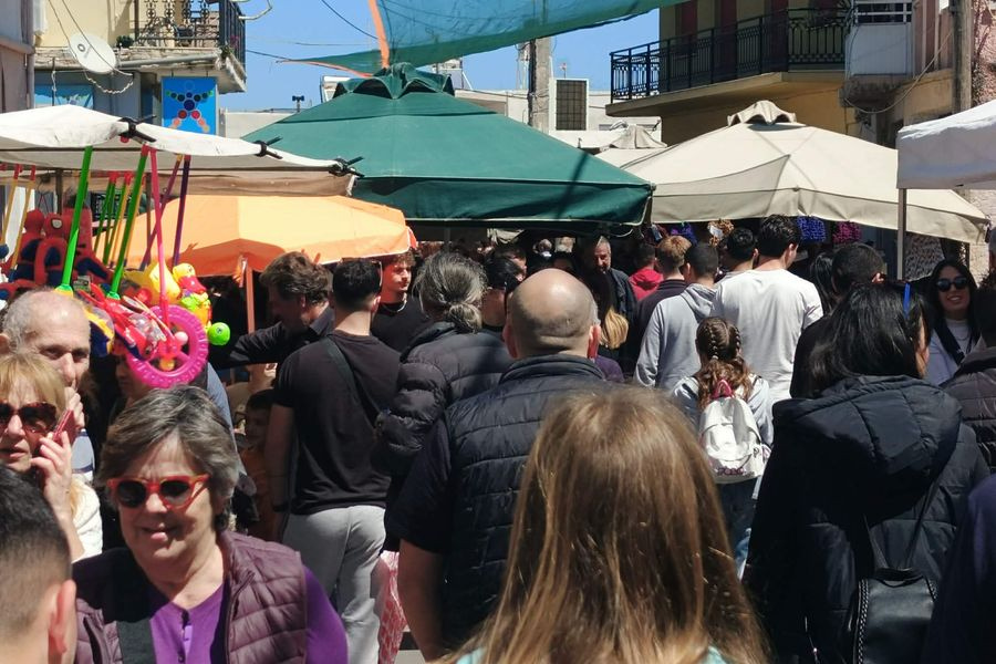(ΦΩΤΟ) Κοσμοσυρροή στο παζάρι της Μεγάλης Παρασκευής σε Κίσσαμο και Βουκολιές