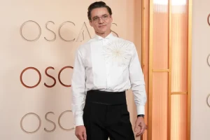 «De Noche»: Η νουάρ γοητεία του Πέδρο Πασκάλ στις πρώτες φωτογραφίες της ταινίας