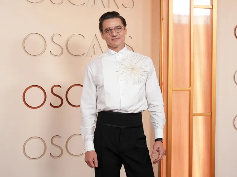 «De Noche»: Η νουάρ γοητεία του Πέδρο Πασκάλ στις πρώτες φωτογραφίες της ταινίας