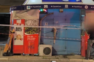 Μαχαίρωσαν περιπτερά για να τον ληστέψουν στα Εξάρχεια