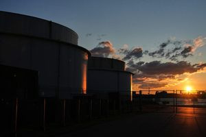 Κατακόρυφη πτώση στην τιμή του πετρελαίου μετά το άνοιγμα των Στενών του Ορμούζ