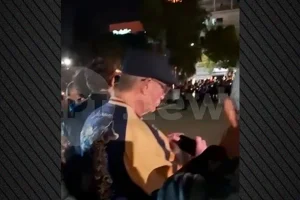 Ο Ντάνιελ Κρεγκ και η Ρέιτσελ Βάις στην περιφορά του Επιταφίου στον Άγιο Κωνσταντίνο της Γλυφάδας, δείτε βίντεο