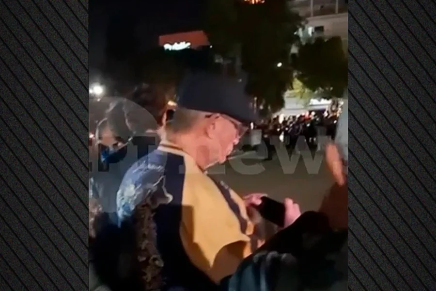 Ο Ντάνιελ Κρεγκ και η Ρέιτσελ Βάις στην περιφορά του Επιταφίου στον Άγιο Κωνσταντίνο της Γλυφάδας, δείτε βίντεο