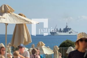 (ΦΩΤΟ) Χανιά: Οι τουρίστες απολαμβάνουν τον καφέ τους με φόντο… τα πολεμικά πλοία
