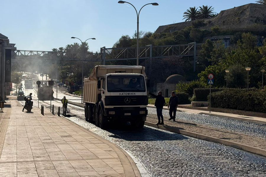 (ΦΩΤΟ – ΒΙΝΤΕΟ) Ασφαλτοστρώθηκαν οι κυβόλιθοι στην Πλαστήρα