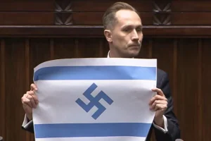 Πολωνία: Ακροδεξιός βουλευτής σήκωσε μέσα στη Βουλή ισραηλινή σημαία με μια σβάστικα