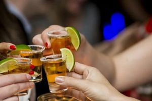 «Fake ID» για ποτό, αληθινές χειροπέδες για κόρες και μαμάδες