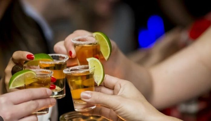 «Fake ID» για ποτό, αληθινές χειροπέδες για κόρες και μαμάδες