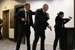 Ξένοι ηγέτες καταδικάζουν την επίθεση στο δείπνο των ανταποκριτών του Λευκού Οίκου: «Η βία δεν έχει θέση σε μια δημοκρατία»