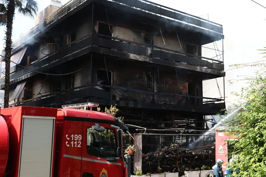 Επεκτάθηκε σε πολυκατοικία η φωτιά που ξέσπασε σε κατάστημα με ανταλλακτικά στο Ίλιον, κάηκαν όλα τα διαμερίσματα