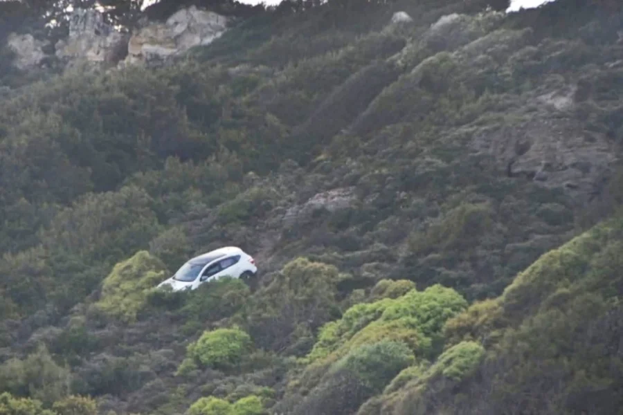 Θρίλερ στην άσφαλτο: Ήθελε να παρασύρει στον θάνατο σύζυγο και παιδί – Έστριψε το τιμόνι προς τον γκρεμό