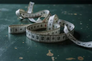 Γιατί η μονοχρωμία είναι το απόλυτο cheat code της ανδρικής μόδας