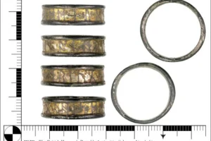 Χειριστής ανιχνευτή μετάλλων βρήκε σπάνιο ρουνικό δαχτυλίδι-Το μυστήριο 1.000 ετών