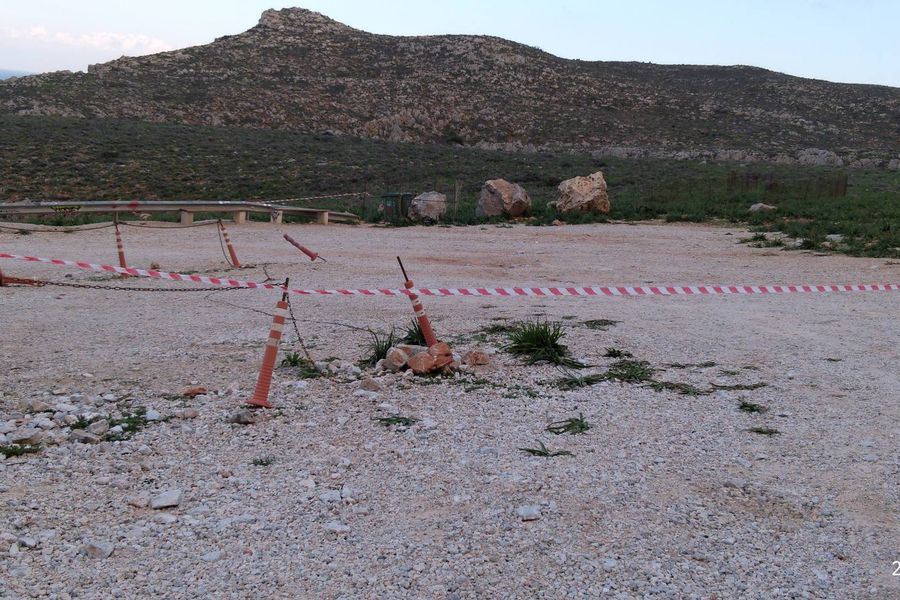 ΦΩΤΟ: Κατολίσθηση στα Σεϊτάν Λιμάνια, έκλεισαν και τα δύο μονοπάτια