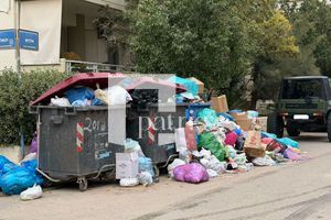 Δώδεκα συμβασιούχους προσλαμβάνει η Λότζια ενώ μαίνεται η οργή του κόσμου για το απέραντο σκουπιδαριό