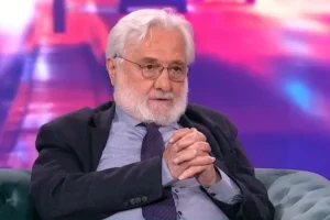 Σμαραγδής: Ξέρω ποιος θα υποδυθεί τον Κολοκοτρώνη, αξίζει να γίνει ταινία ο Βαγγέλης Παπαθανασίου που τον κυνήγησε η Αριστερά