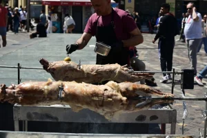 Μύρισε οβελίας από νωρίς στην Αθήνα: Στήθηκαν σούβλες με αρνί και κοκορέτσι στην πλατεία στο Μοναστηράκι, δείτε βίντεο