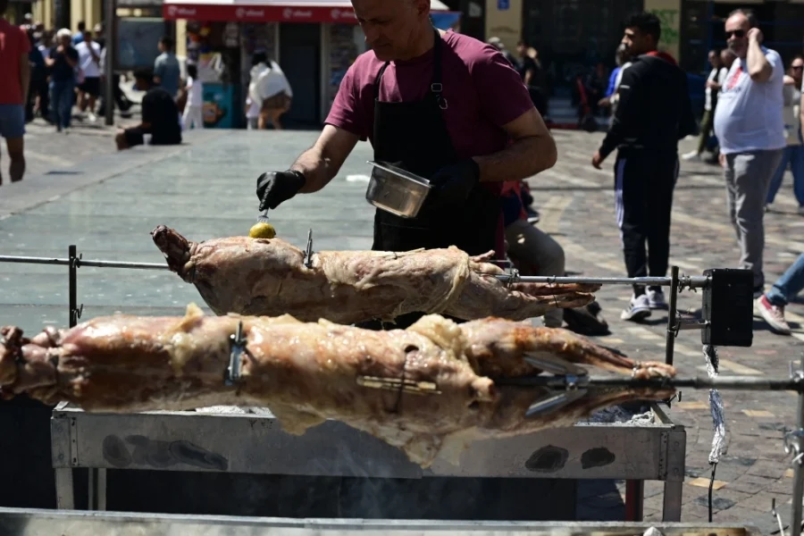 Μύρισε οβελίας από νωρίς στην Αθήνα: Στήθηκαν σούβλες με αρνί και κοκορέτσι στην πλατεία στο Μοναστηράκι, δείτε βίντεο