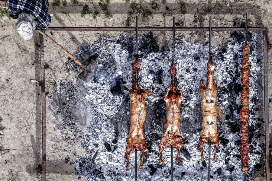 Να σταματήσει το βάρβαρο έθιμο με το σούβλισμα το Πάσχα – Μια πολιτισμική συζήτηση