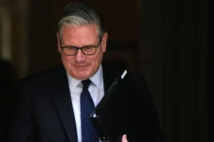 Τρίζει ξανά η καρέκλα του Στάρμερ στη Βρετανία -Πώς μπορεί να χάσει την πρωθυπουργία και οι πιθανοί διάδοχοι