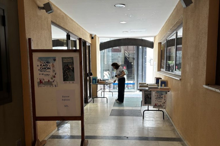 Βάζουν καγκελόπορτα που θα πληρώσει ιδιώτης στη στοά στ’ Ακτάρικα;