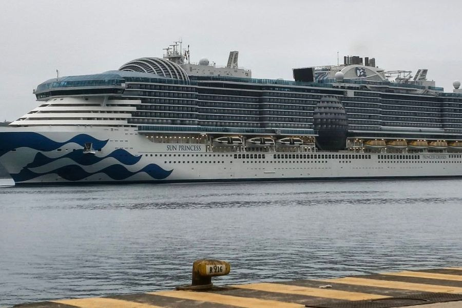 Το θηριώδες κρουαζιερόπλοιο “Sun Princess” στο λιμάνι της Σούδας