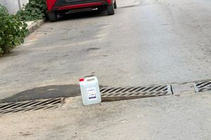 (ΦΩΤΟ) Έκλεισαν το σπασμένο φρεάτιο με …πλαστικό μπουκάλι!