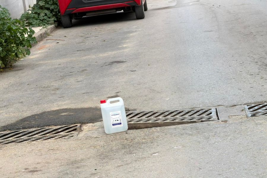 (ΦΩΤΟ) Έκλεισαν το σπασμένο φρεάτιο με …πλαστικό μπουκάλι!