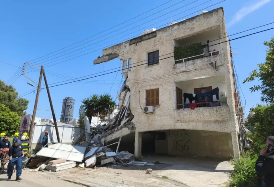 Κατέρρευσε διώροφη πολυκατοικία στην Κύπρο, νεκρός ανασύρθηκε ένας εγκλωβισμένος