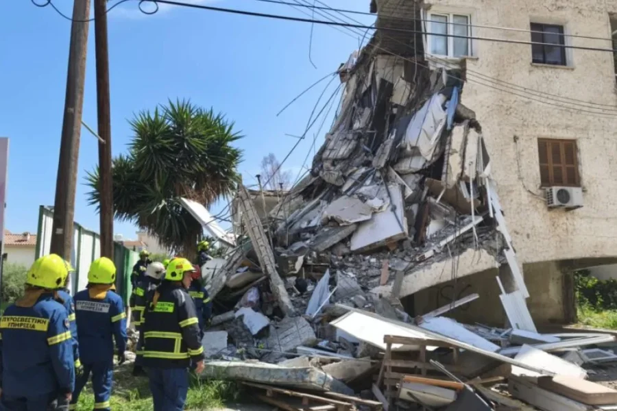 Κατέρρευσε διώροφη πολυκατοικία στην Κύπρο, τουλάχιστον ένας εγκλωβισμένος και τρεις τραυματίες