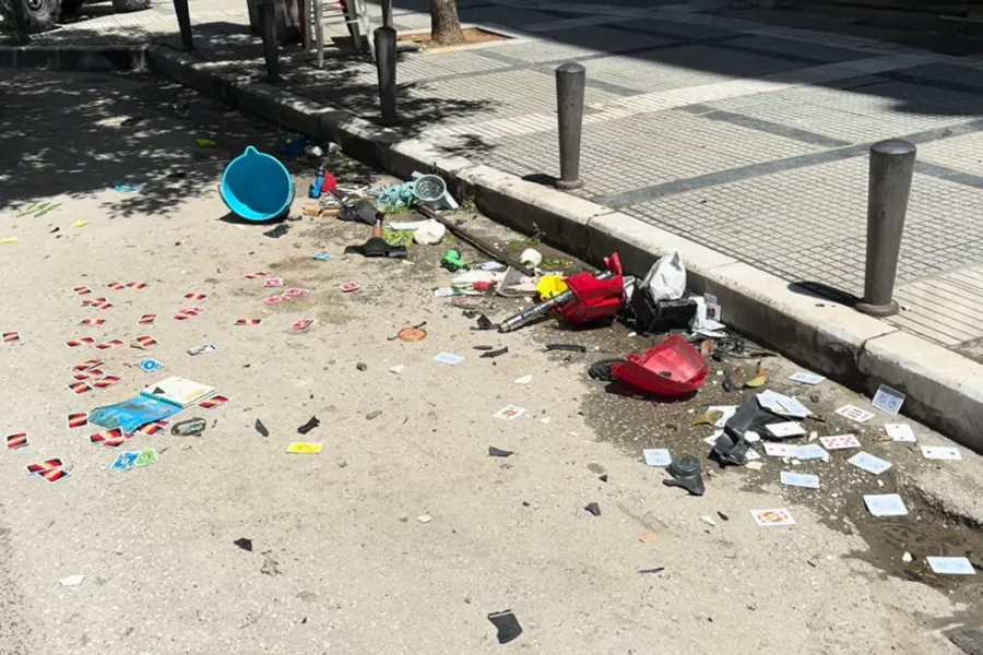 Θεσσαλονίκη: Επί μία ώρα πετούσε πράγματα και νερό ο 5χρονος από το μπαλκόνι, ακόμη και ηλεκτρική σκούπα