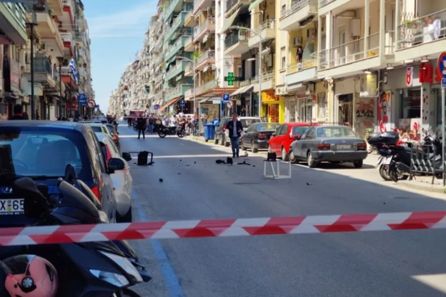 Θεσσαλονίκη: Φοιτητής απειλεί να πέσει από τον τρίτο όροφο πολυκατοικίας