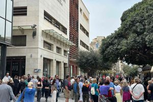 (ΦΩΤΟ) Συνωστισμός στο κέντρο του Ηρακλείου από τουρίστες και ντόπιους
