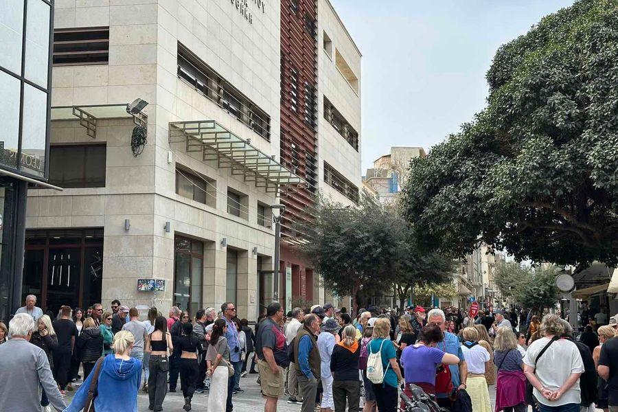 (ΦΩΤΟ) Συνωστισμός στο κέντρο του Ηρακλείου από τουρίστες και ντόπιους