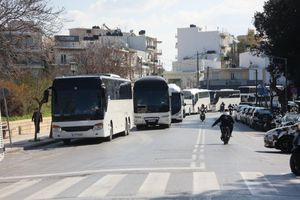 Τουριστικά λεωφορεία: Παραμένουν στη Λεωφόρο Δημοκρατίας αλλά μετακομίζουν… απέναντι!