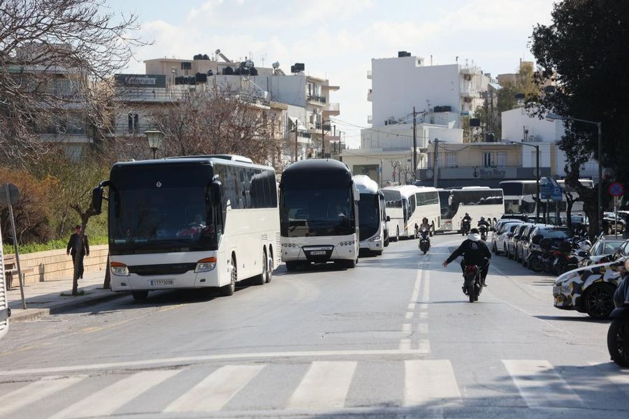 Τουριστικά λεωφορεία: Παραμένουν στη Λεωφόρο Δημοκρατίας αλλά μετακομίζουν… απέναντι!