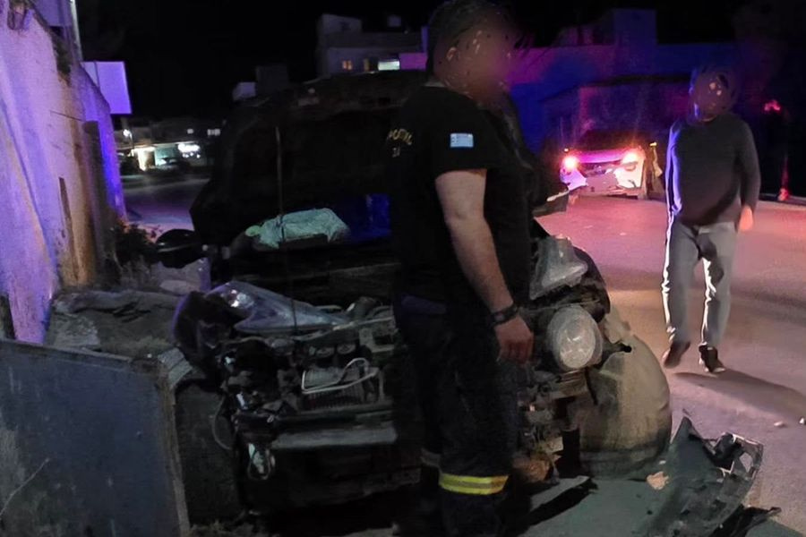 Σφοδρή σύγκρουση δύο αυτοκινήτων στα Καπαριανά! Ζώνη και παιδικό κάθισμα έσωσαν τα δύο παιδιά