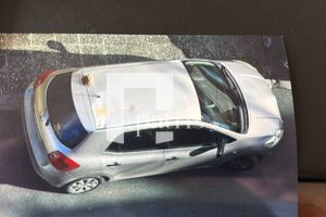 Μεγάλο κομμάτι τσιμέντου αποκολλήθηκε από γέφυρα και προσγειώθηκε στην οροφή αυτοκινήτου – Σε αγωγές προχωράει ο οδηγός