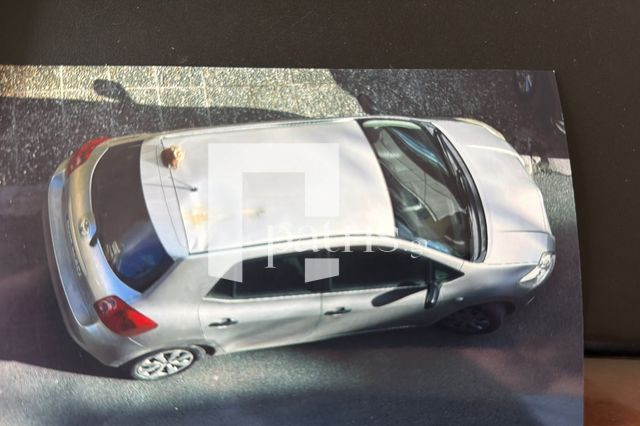 Μεγάλο κομμάτι τσιμέντου αποκολλήθηκε από γέφυρα και προσγειώθηκε στην οροφή αυτοκινήτου – Σε αγωγές προχωράει ο οδηγός