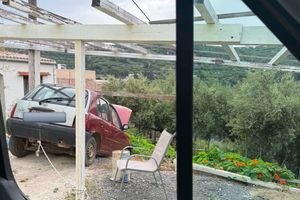 Τροχαίο στα Χανιά: ΙΧ έπεσε σε κολώνα της ΔΕΗ- Εγκλωβίστηκε ο οδηγός