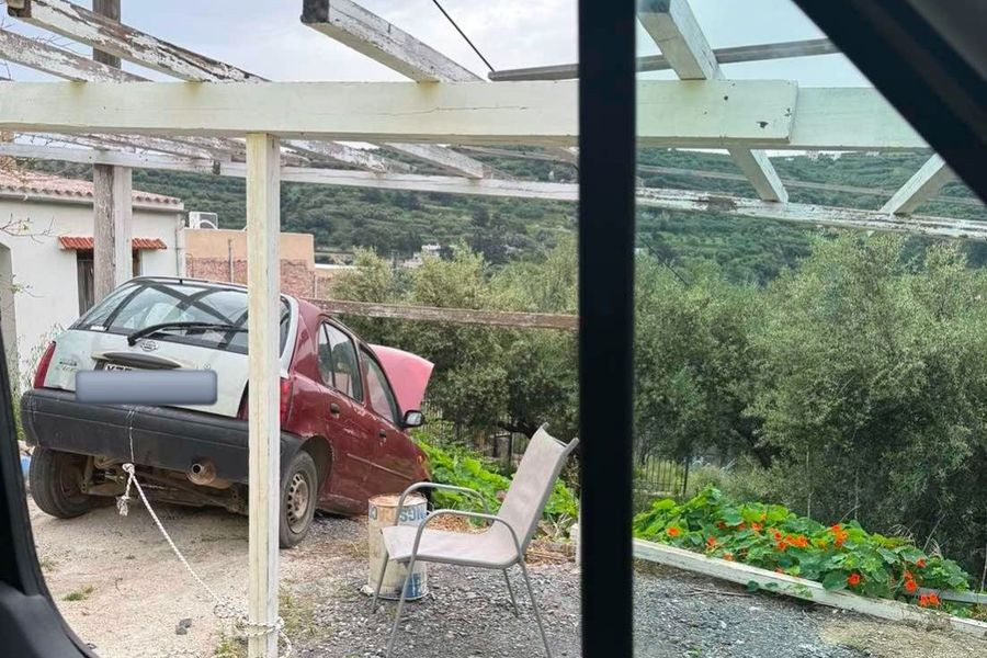 Τροχαίο στα Χανιά: ΙΧ έπεσε σε κολώνα της ΔΕΗ- Εγκλωβίστηκε ο οδηγός
