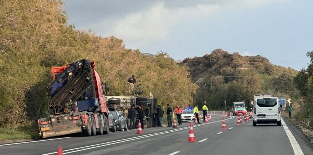 Ανετράπη νταλίκα στον ΒΟΑΚ στο ύψος της Αγίας Πελαγίας