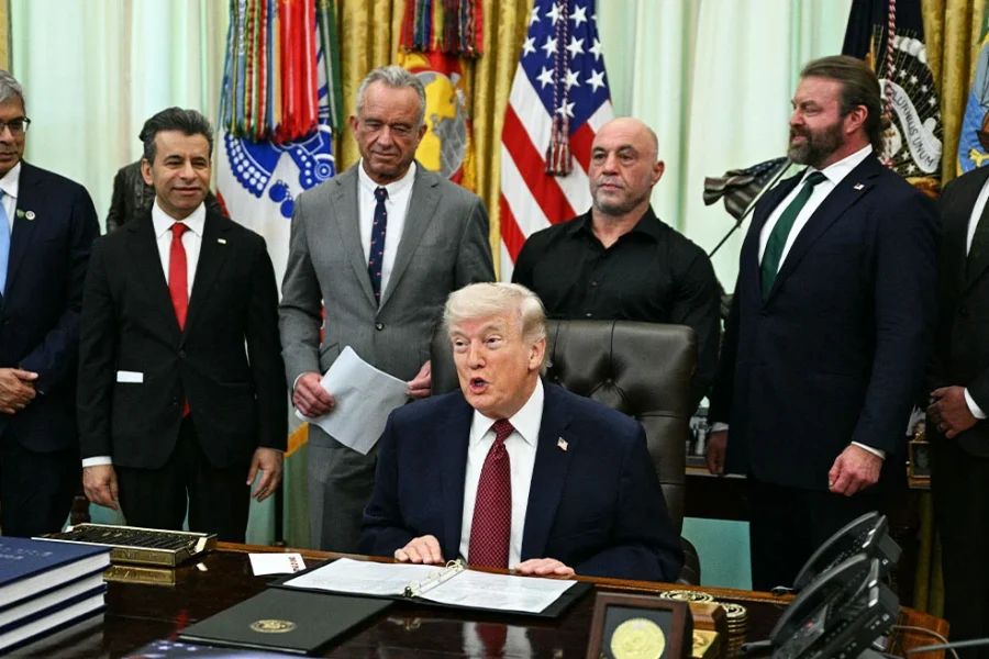 Τραμπ για Ιράν: Πήγαν να παίξουν παιχνίδια, αλλά οι συνομιλίες εξελίσσονται θετικά – «Δεν μπορούν να μας εκβιάσουν με τα Στενά του Ορμούζ»